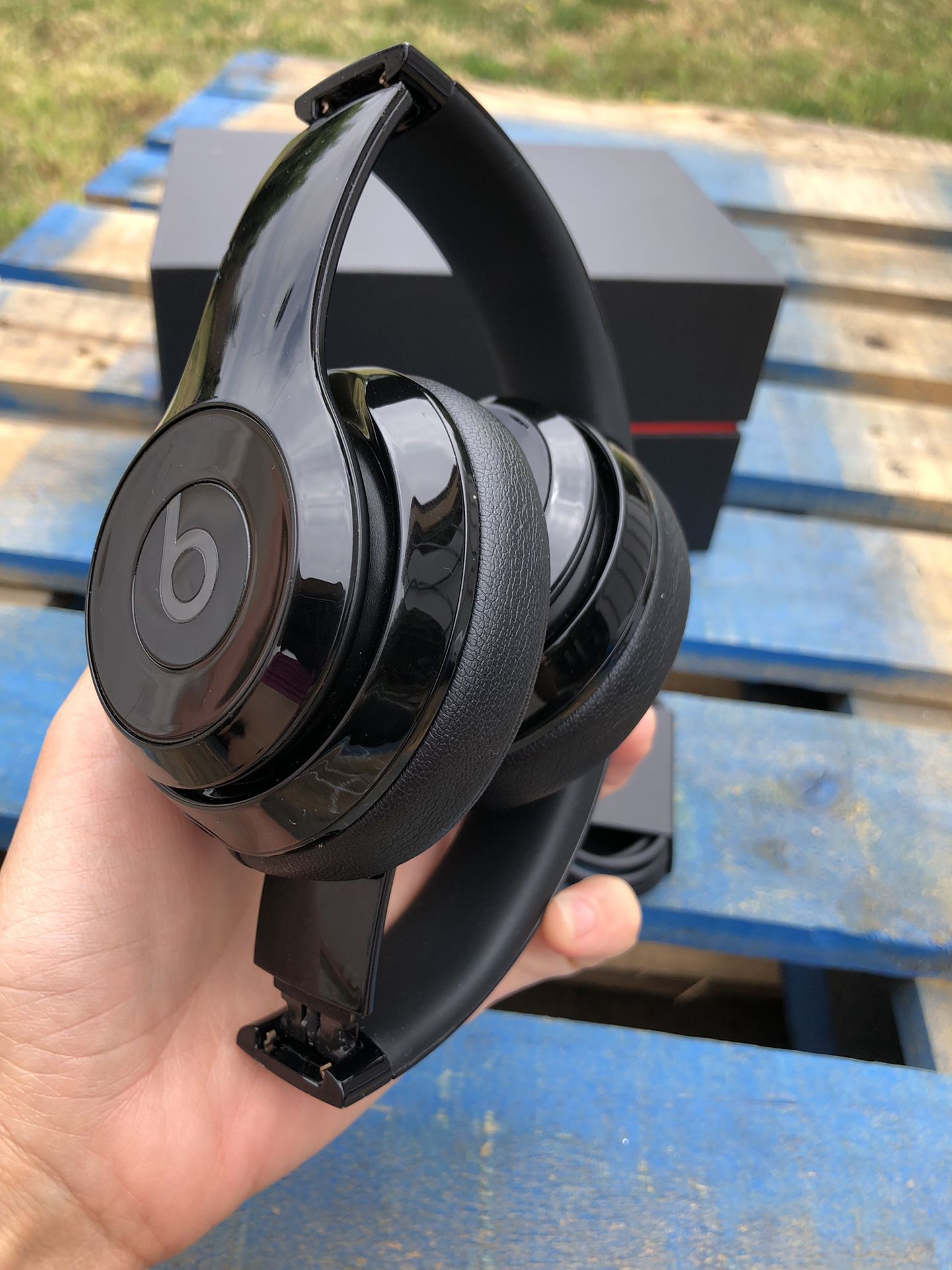 Beats Solo 3 Bluetooth wireless headphones 🎧 💯 authentic beats used signs and minor scratches Gloss Black