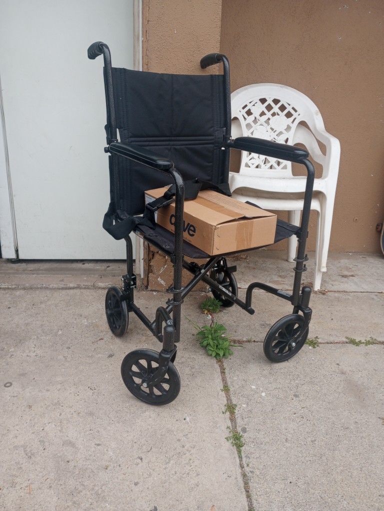 DRIVE TRANSPORT WHEELCHAIR 19" WIDTH REGULAR FOOTREST