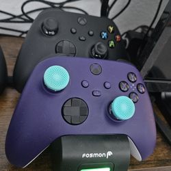 2 Xbox Series X controllers and dock charger