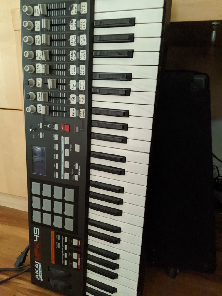 MIDI Keyboard: AKAI MPK 49