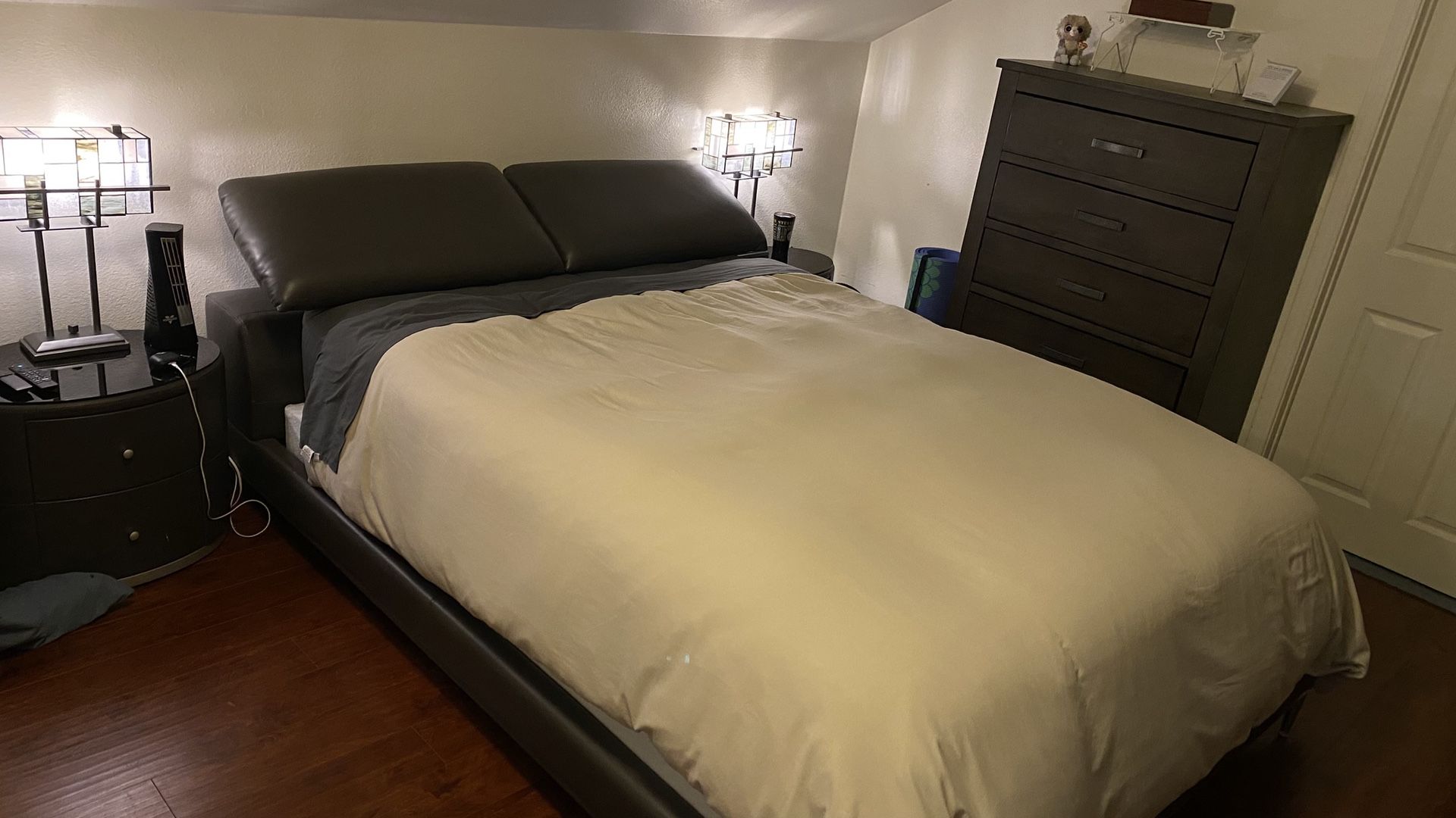 Dania Queen Bedroom Set