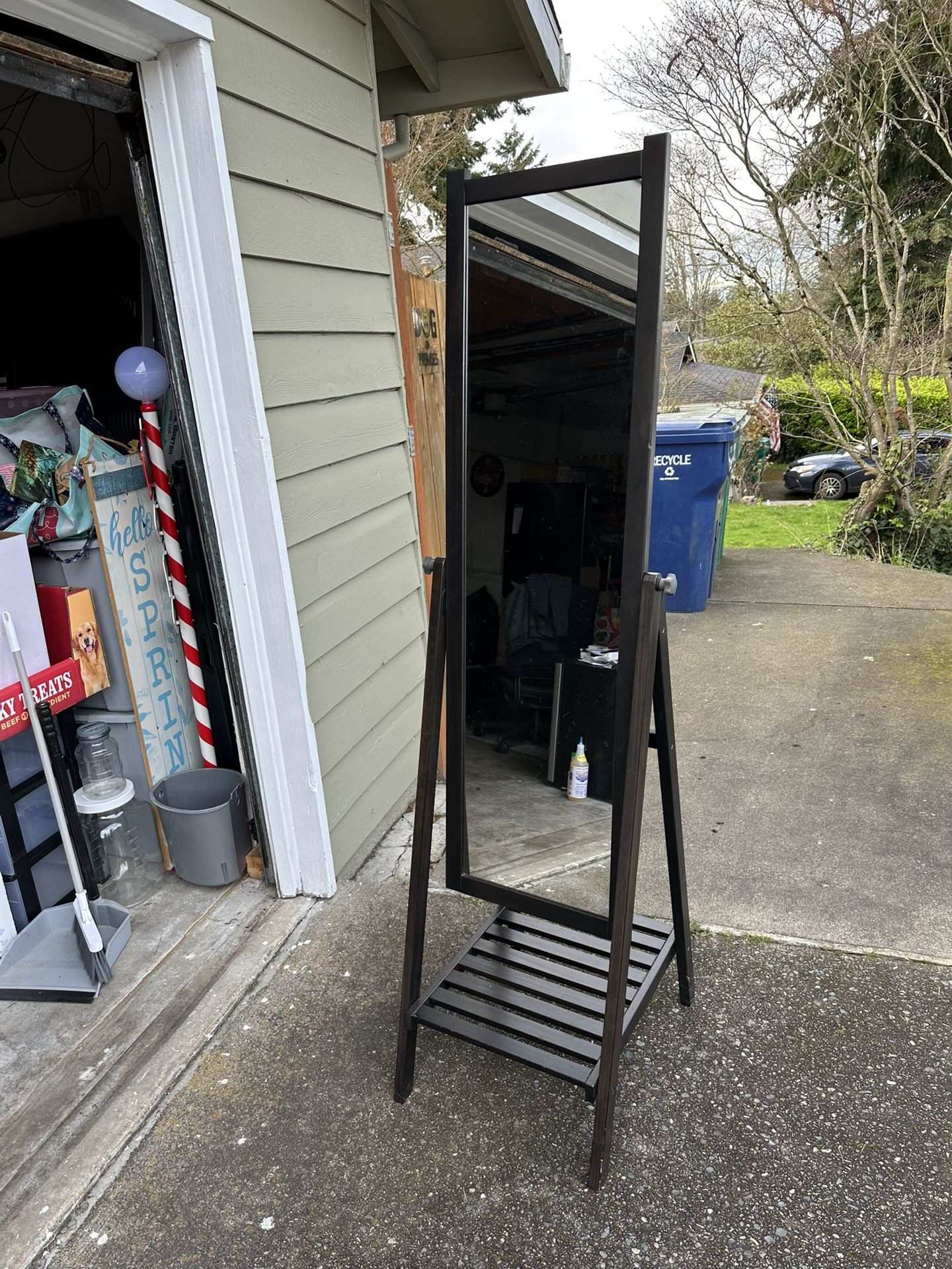 Standing mirror
