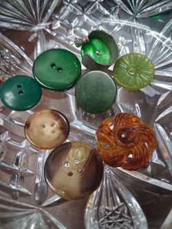 Vintage Mixed Lot of Buttons and Brooch