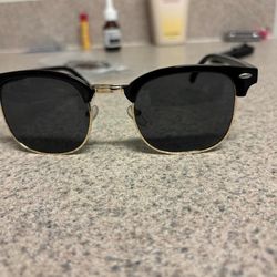 Black and gold UV Sunglasses 
