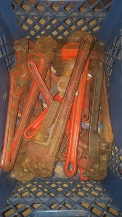 Pipe wrenches