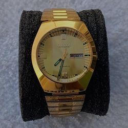 Citizen automatic watch from the 1970s.
Extremely rare.
The crystal is hemispherical with a flat, diamond-shaped cut in the center.