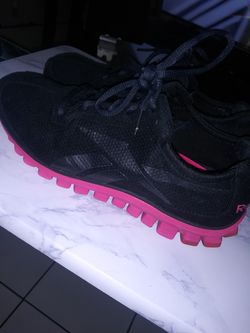 Size 8.5 womens reebok black and pink