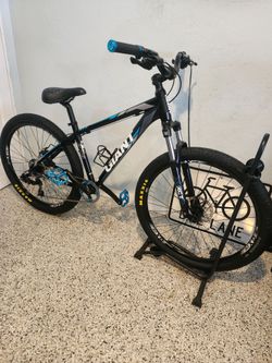 🔥🚲🔥Giant
ATX 27.5 2(upgraded, maxxis fat tires,handlebars, grips,pedas,single speed Crankset, 🔥