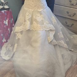 Oscar de la renta  designer wedding dress