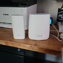 Netgear Orbi Router RBR20 and EXTENDER Wall Plug RBW30