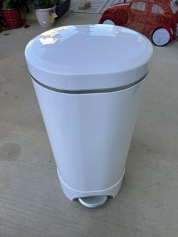 Munchkin STEP Diaper Pail Powered by Arm & Hammer