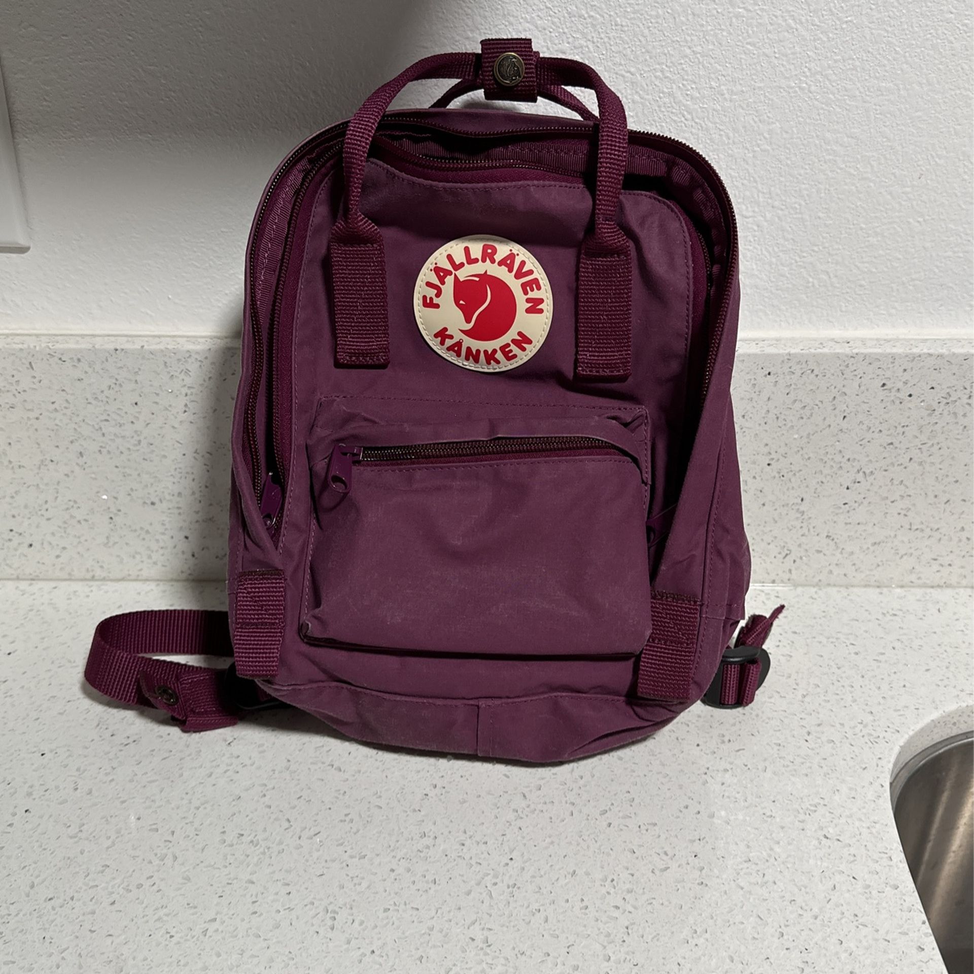 Fjallraven Kanken Backpack Plum Color (Great condition)