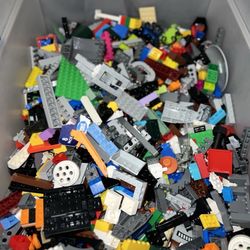 Assorted Legos Over 3k Pieces 