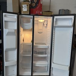Refrigerator side by side