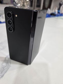 Samsung Galaxy Fold 5 with case included.  Unlock, excellent condition!