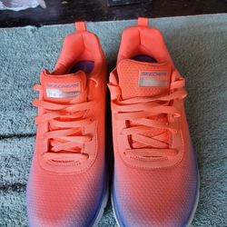 skechers lite weight color Ligh  pink Size 8