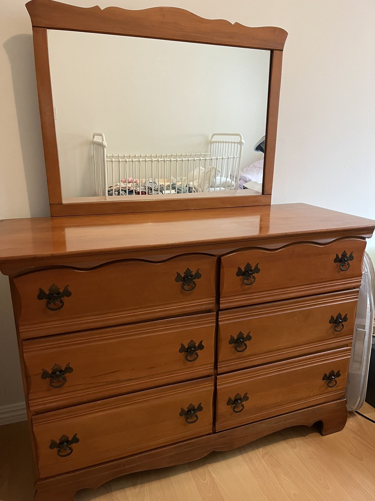 Vintage Solid Wood 6-Drawer Dresser With Mirror