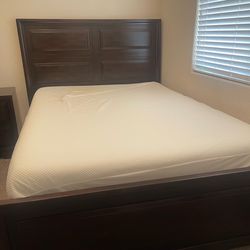 Queen Bedroom Set Dresser w Nightstand