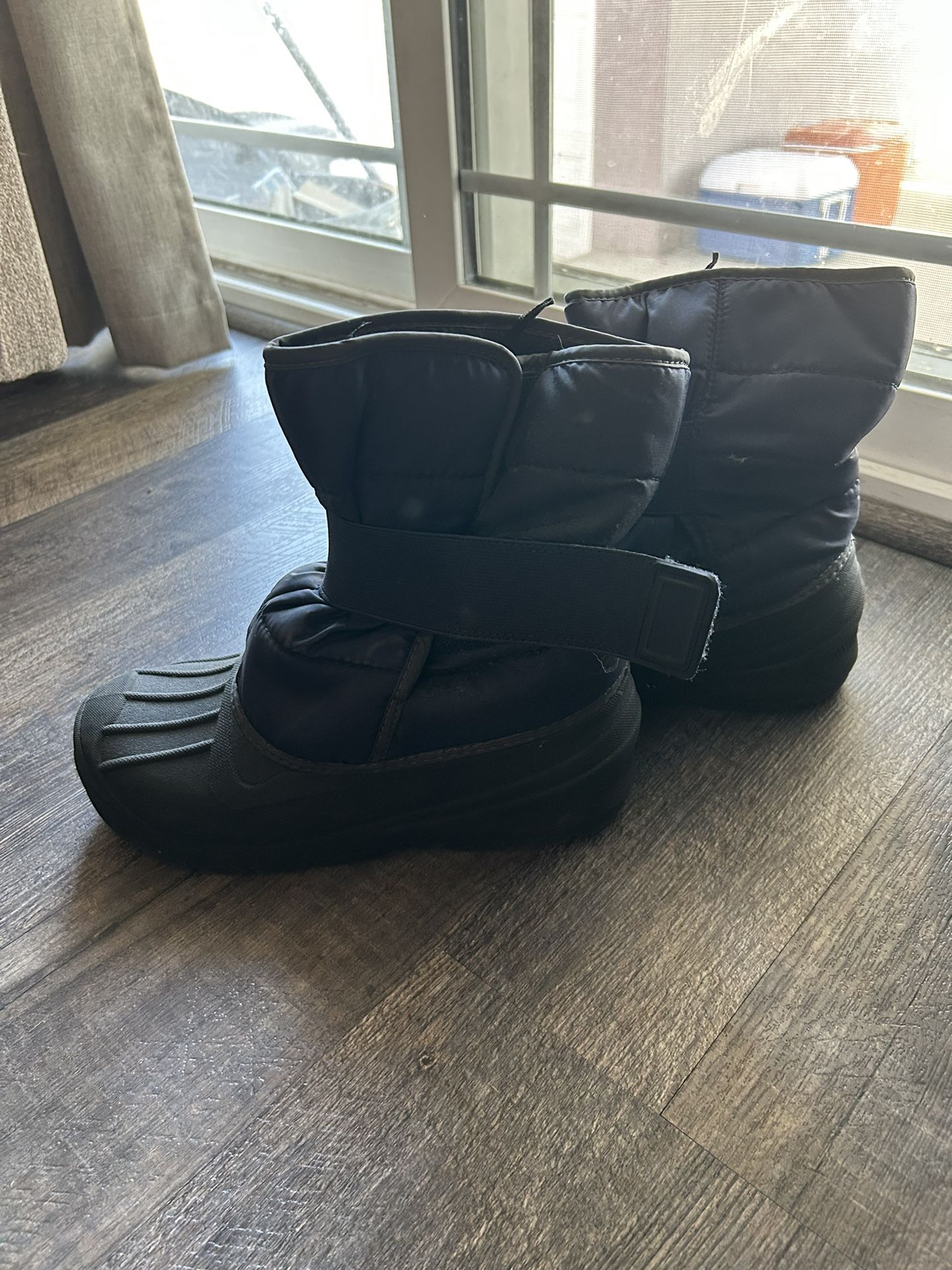 Big Boys Size 5 Snow Boots