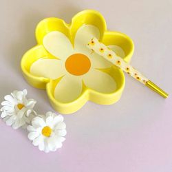 Retro Ashtray Daisy Flower Porcelain 3 Grooves 5” (Silver Lake)