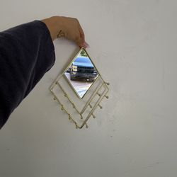 Jewelry having piece with mirror super cute! 