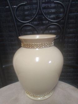 Different varieties of Table centerpieces With flowers my Price ranges from $40 small, $50 med, $60 Lg. Please read ad below.