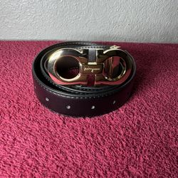 Luxury Leather Accesory With Loop Gold Emblem