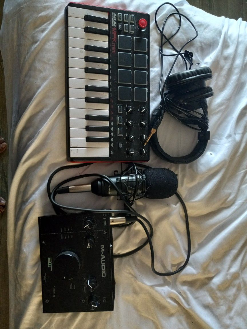 Audio Interface/microphone/keybooard+Beatpad/studio headphones 