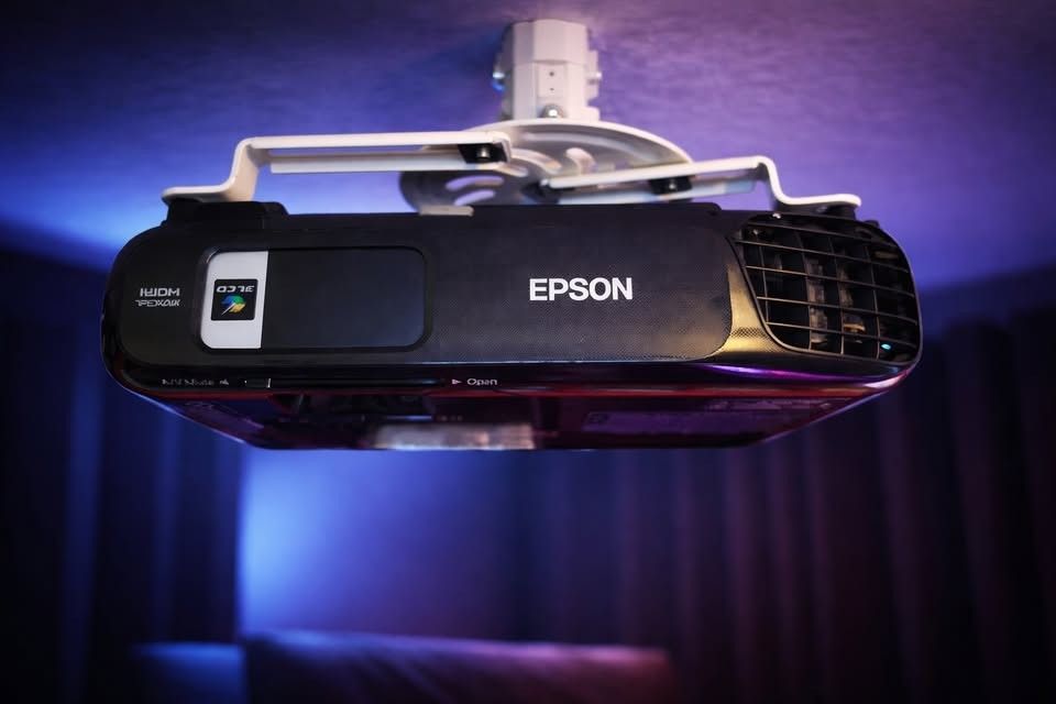 Epson 7220 Projector w/motorized SCREEN