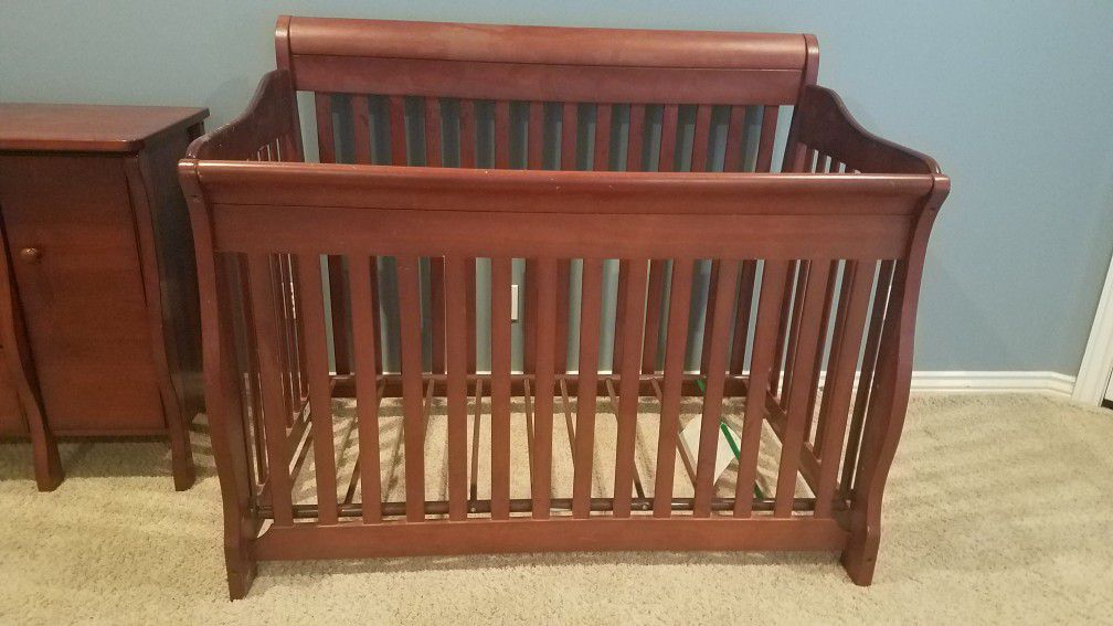 Baby crib beautiful and sturdy!