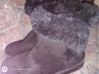 OS Black Swade With Fer At The Top Size 71/2 Woman's Low Cut Boots