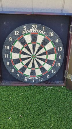 Dart board with 3 darts