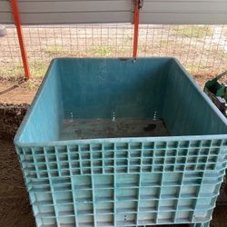 wtb: plastic containers totes.