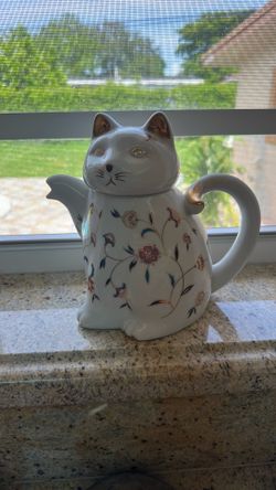 Teapot cat