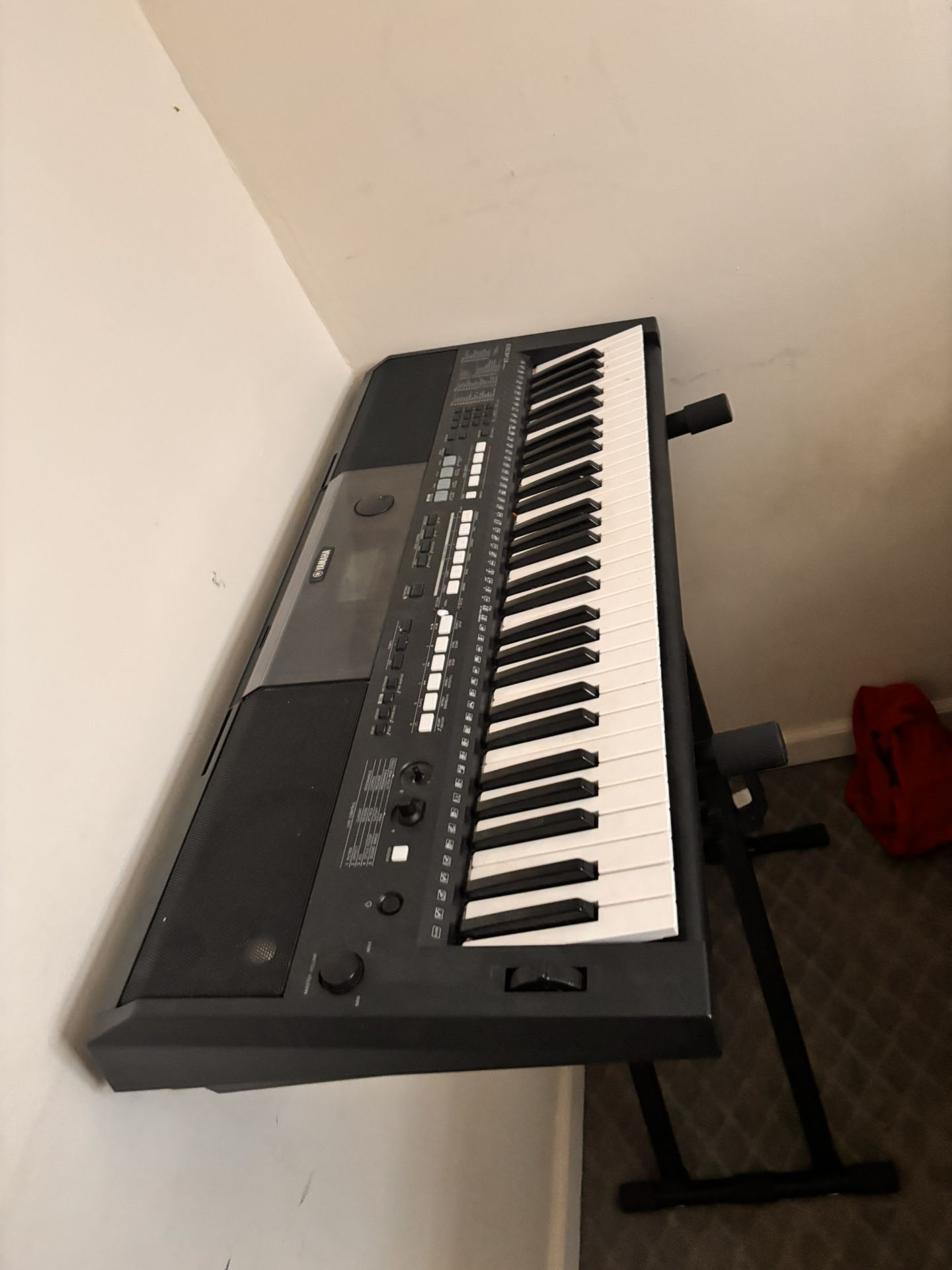 Yamaha PSR-S670 Portable Arranger Synth Keyboard - Excellent Condition