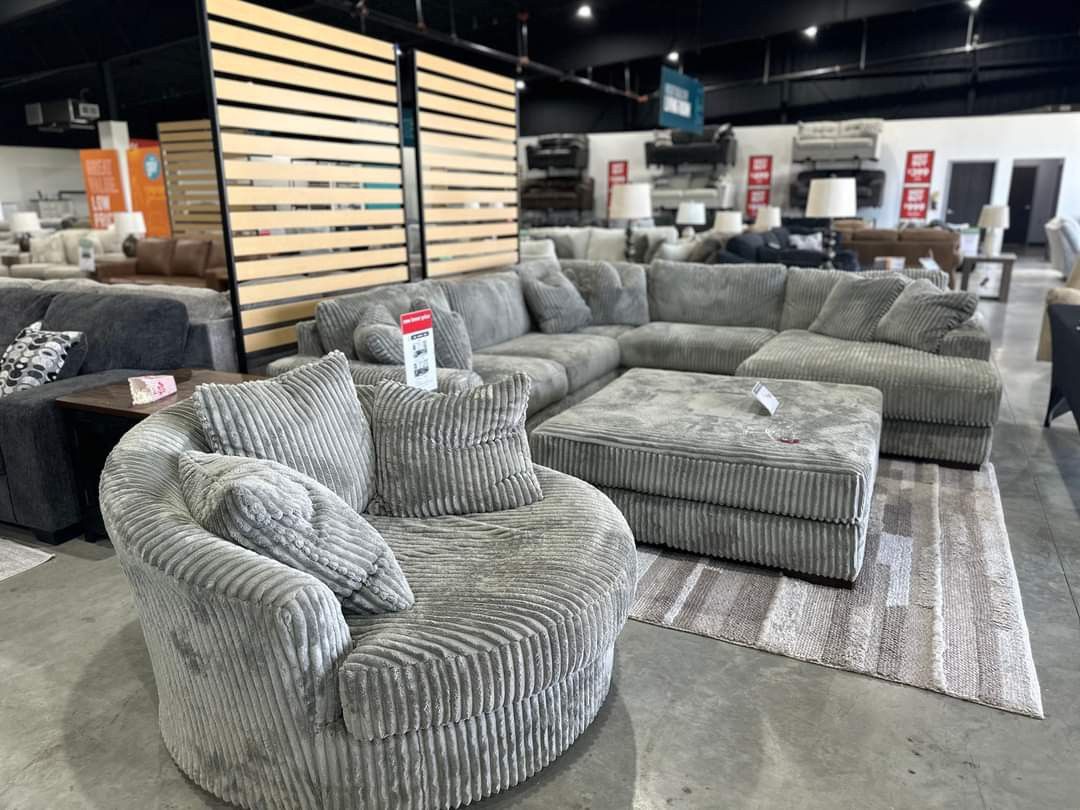 Lindyn Fog Modular Sectional & Ottoman & Chair