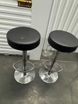 🔥 MUST SELL ASAP – 2 Adjustable Bar Stools (Set) 🔥