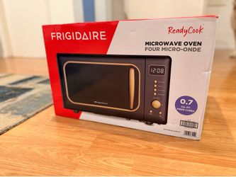 Frigidaire Retro Microwave 0.7 Cu. Ft. Black and Gold – New in Box