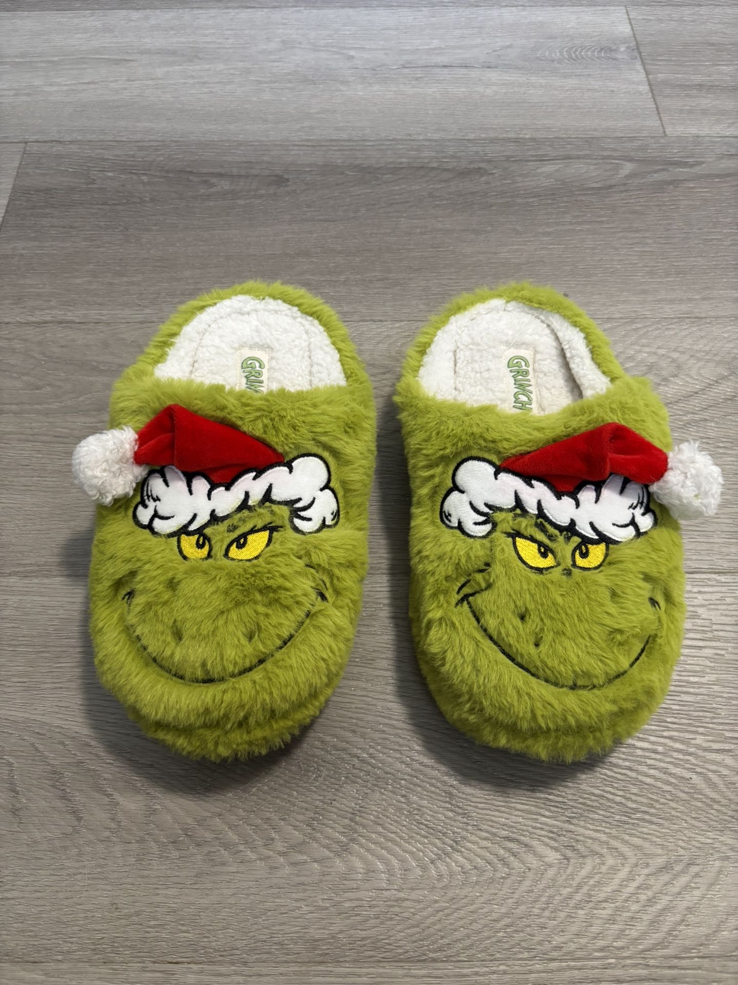 Grinch Fuzzy Slippers / Size 7-8