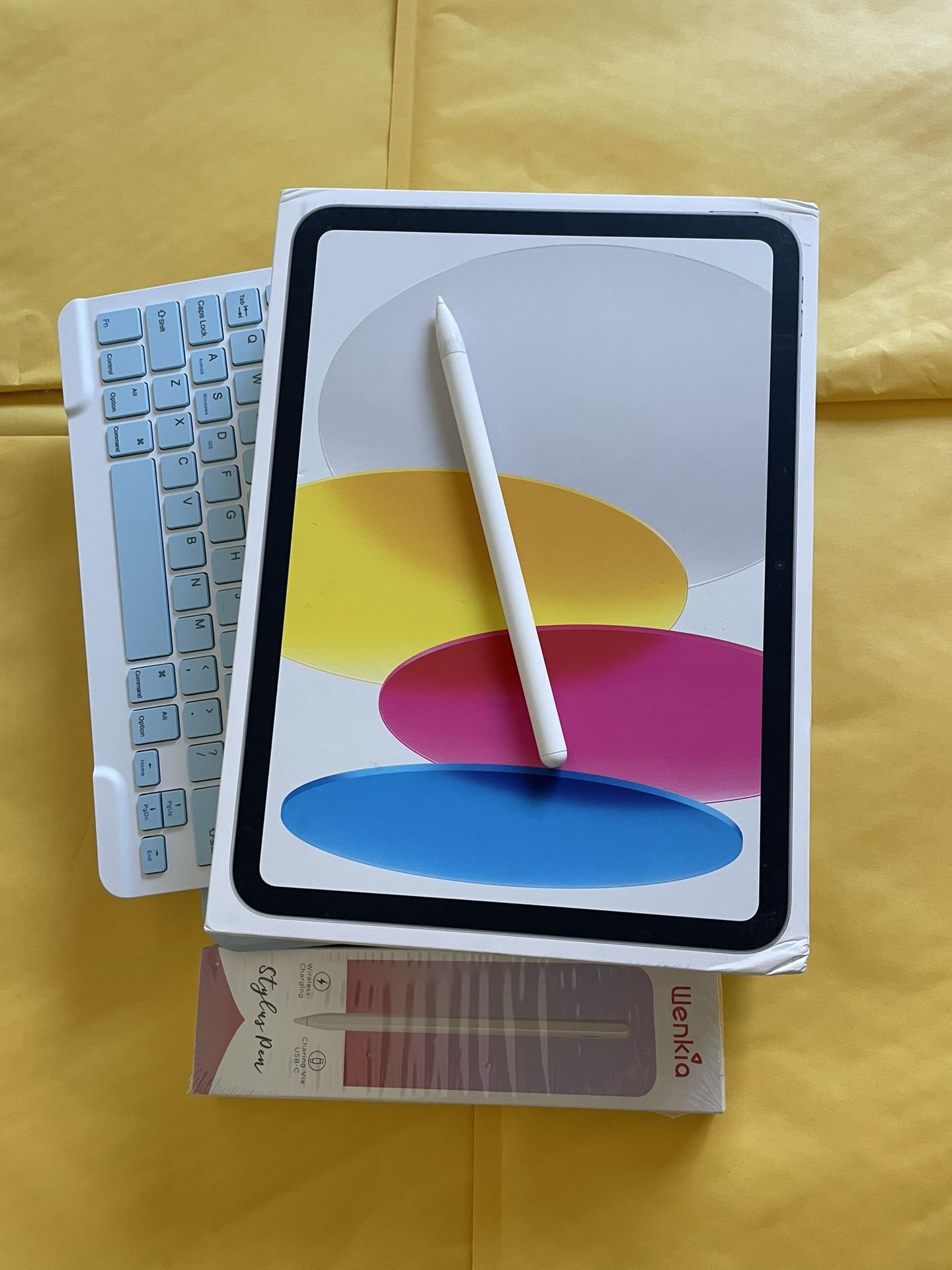 Apple iPad 10th Generation (2022 model /new sealed ) 256gb with Pencil, keyboard & Case 