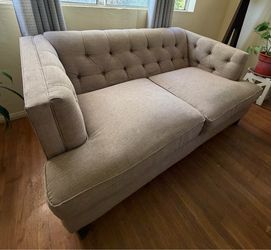 Tufted loveseat
