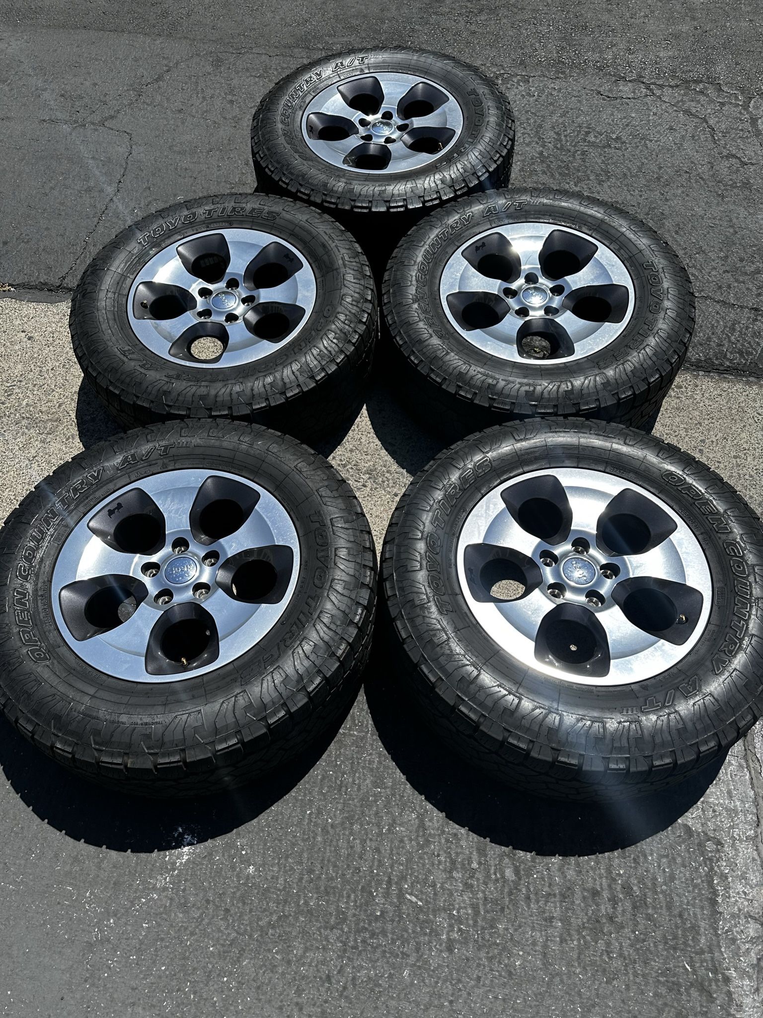 (5) 18” Jeep Wrangler Wheels 265/70R18 Toyo All Terrain