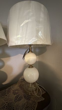 2 White lamps