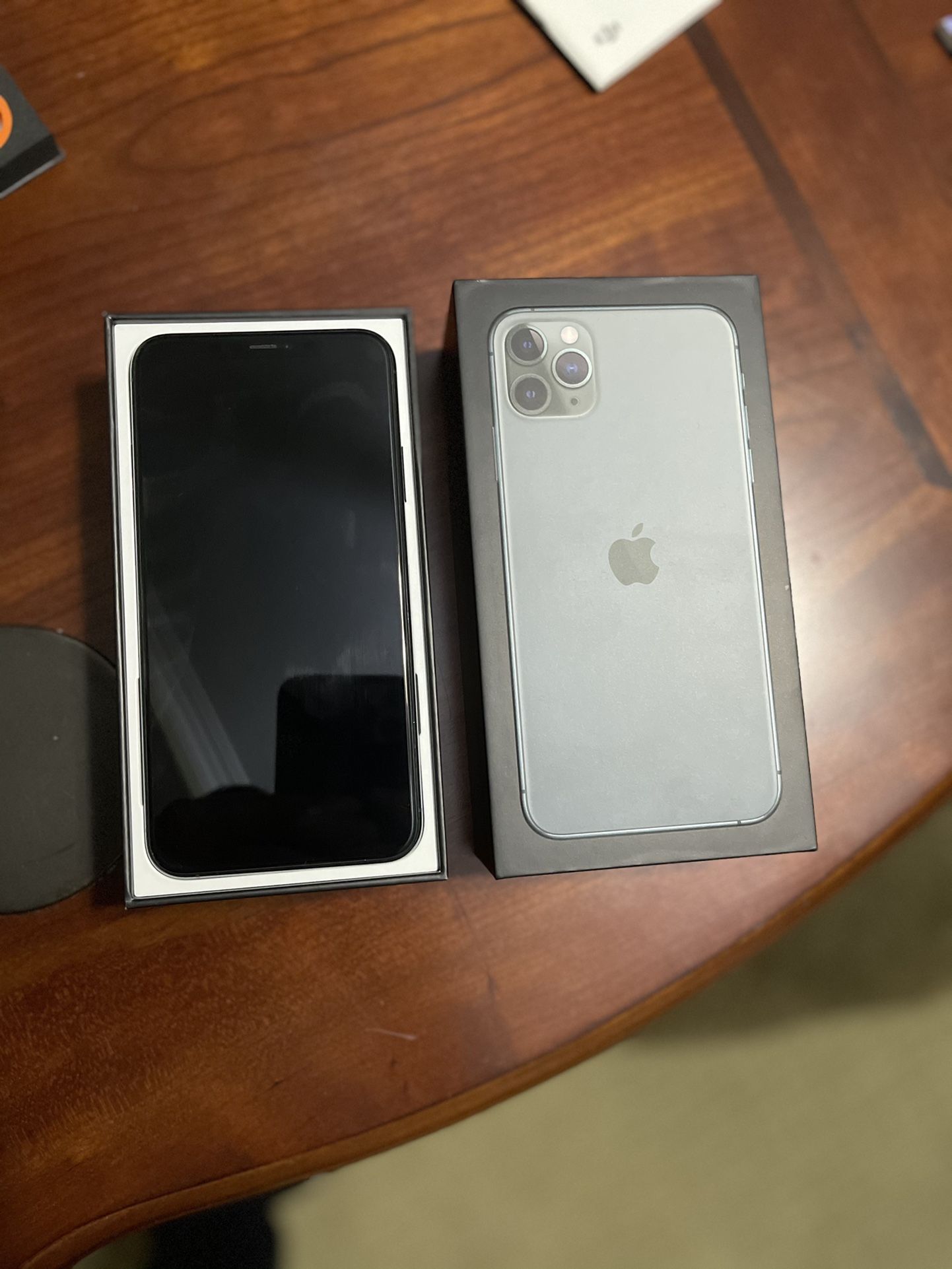 Iphone 11 Pro Max 256gb - Factory Unlocked- LIKE NEW