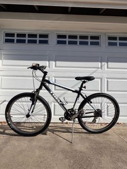 Trek 820 Mountain Bike - 18" Frame (Like New, No Rust or Scratches)