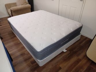 Comfortable Quality Thick Queen-size Pillow Top Mattress with Box Spring (no metal bed frame)