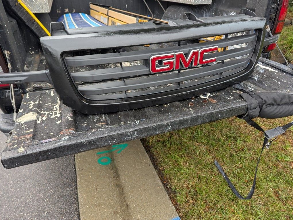 99-06 GMC Sierra Yukon Grill