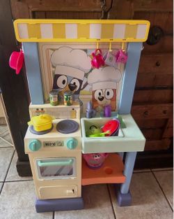 Kids BLOUEY Kitchen plus toys