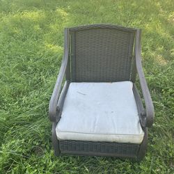 Resin Patio Chair Thick Cushion:32x21x21” Swivel 360 Degrees. Good Condition 