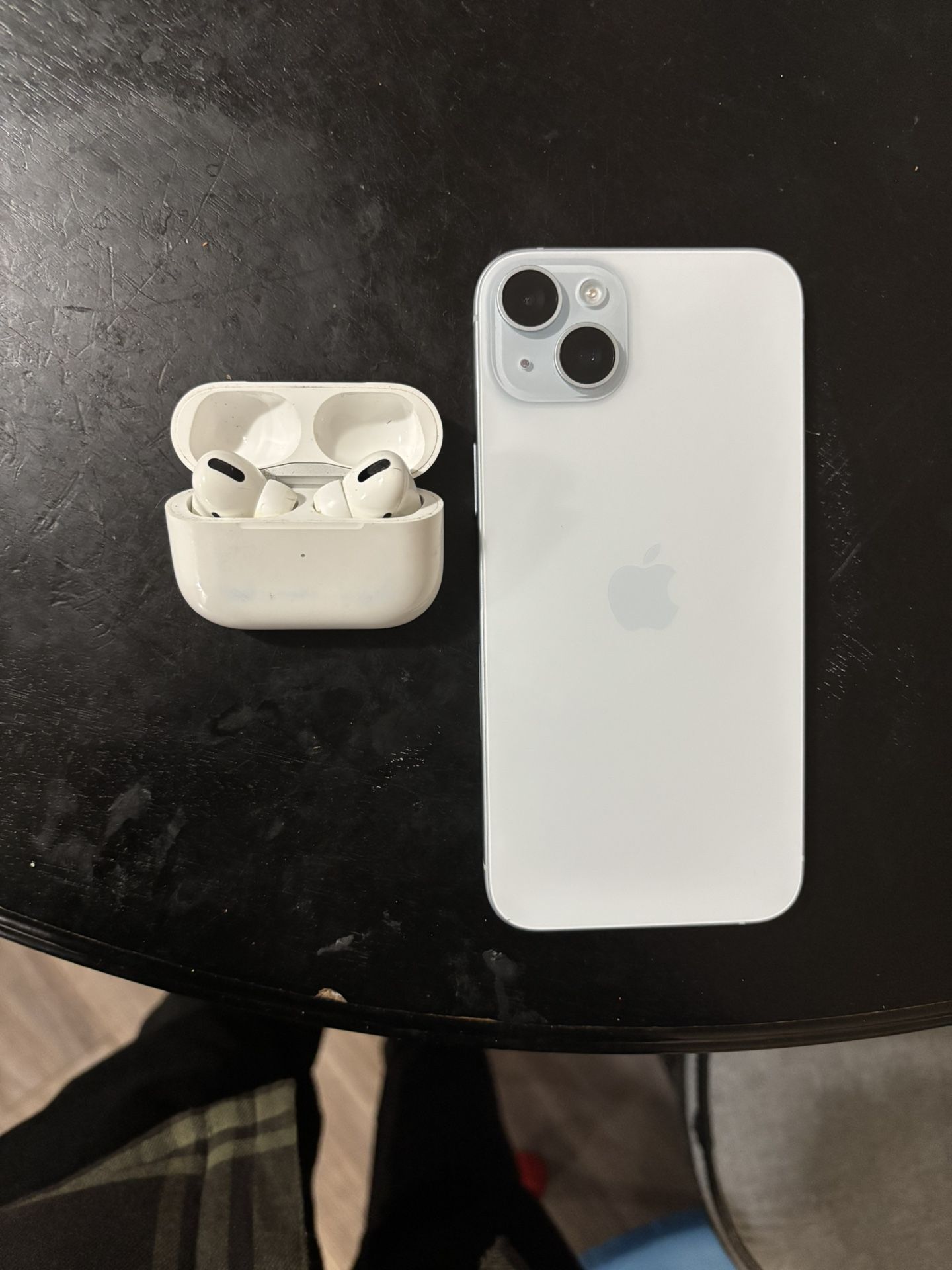 iPhone 15 Plus Comes With Air Pods 2nd Gen.